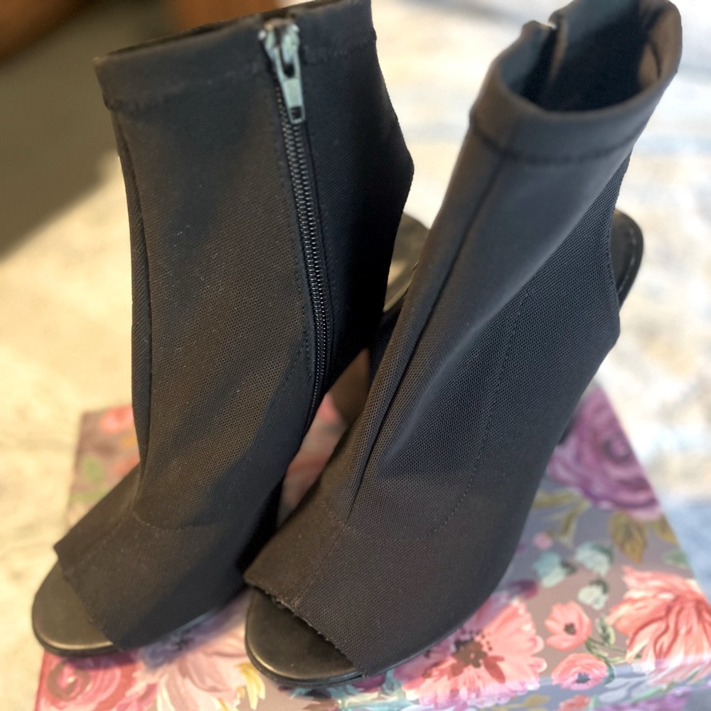 STEVE MADDEN - Block Heel Zip Up Bootie Sandal